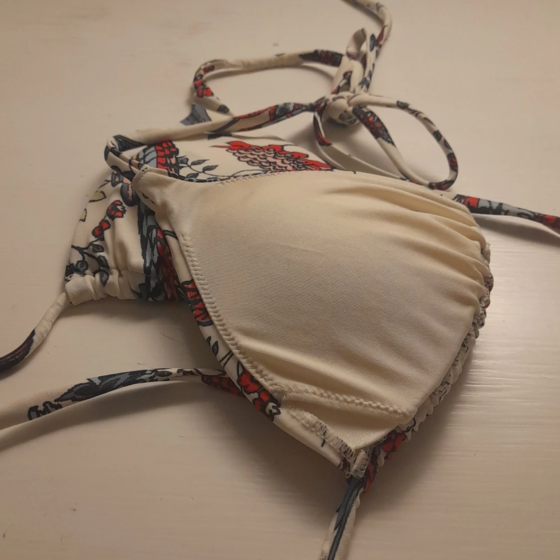 Blommig triangelbikinitopp med knytband - 1