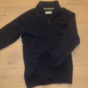 Pier One Half Zip ( S ) Mörkblå - En fel fri och oanvänd Pier One half zip som är mörk blå. Storleken är XL egentligen men den är långt ifrån det i passform. Passar som en small (kan passa som medium också).