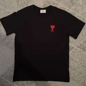 Ami Paris  - Snygg svart t-shirt från Ami Paris 