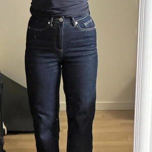 Raka jeans Vero Moda - Supertrendiga jeans i snygg marinblå färg 💙 Räcker lite över foten på mig, jag är 167 cm:) använd få gånger