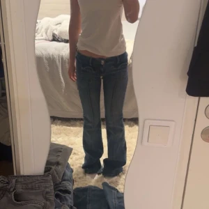 Jeans från Nelly - Säljer dessa med från Nelly, har ett par liknande men det som skiljer åt är färgen!! Så ni inte blir förvirrade o tror ja lagt upp samma jeans 2 gånger. 💘💘 fint skick utöver den extrema slitningen vid hälarna.. 🥲 nypris: 699kr