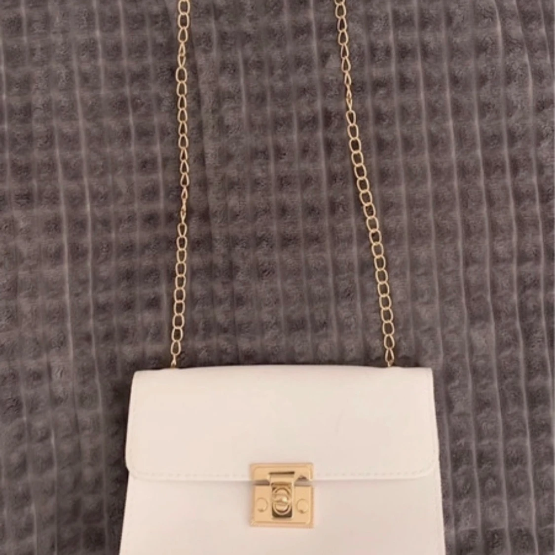 Vit axelväska med guldkedja - 1
