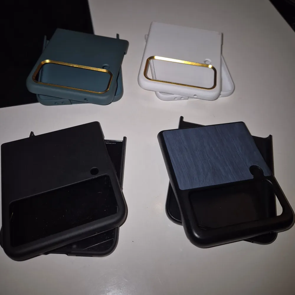 Passar Samsung Flip 4. Säljer flera stiliga mobilfodral i olika färger och mönster. Fodralen finns i svart, röd, vit, grön och flerfärgat med geometriska mönster. Några har detaljer som guldkanter och texturerade ytor. Perfekt för att ge din telefon ett nytt utseende! , 40 kr styck. Muu.