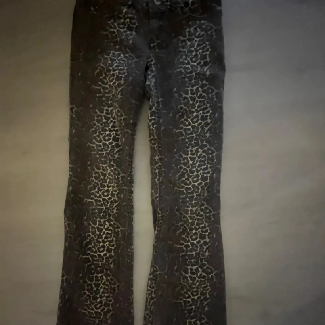 Leopardmönstrade byxor med bootcut - 3