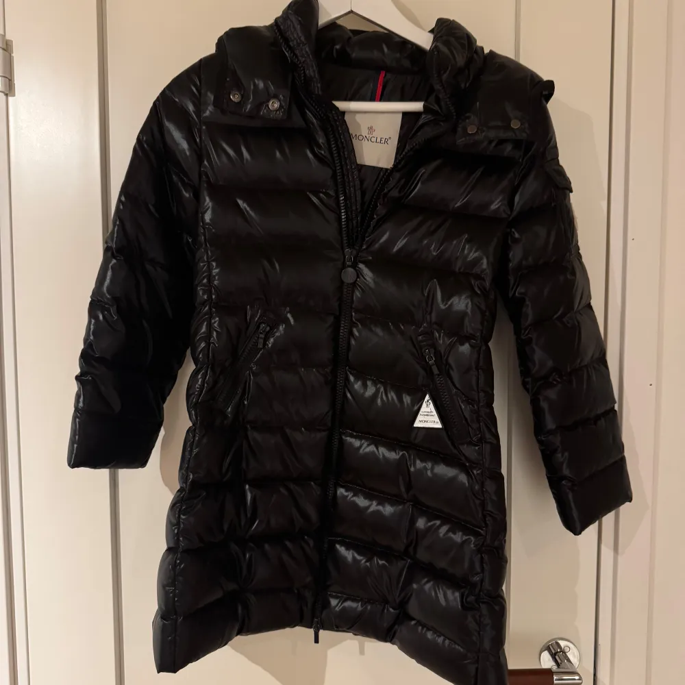 En snygg moncler jacka i modellen moka. Den är i bra sick och inga synliga skador. Jackan är i storelk 8-10 år. Tveka inte på att höra av dig vid frågor eller funderingar.. Takit.