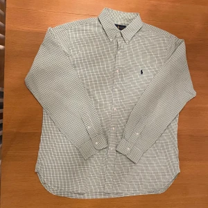 Ralph lauren skjorta mint och blå vit rutig - Prima kvalité med inga defekter sitter runt large perfekt för layering eller bara om man vill se riktigt stilig ut perfekt att tycka in i byxan. 