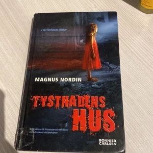Tystnadens Hus - Spännande bok av Magnus Nordin, 'Tystnadens Hus', utgiven av Bonnier Carlsen. Perfekt för dig som gillar rysare och mysterier och är lite yngre!❤️Läst den själv och tyckte den var jättebra och spännande😊😁Frågor går jätte bra att ställa och pris kan diskuteras!!❤️‍🔥❤️‍🔥🔥🔥