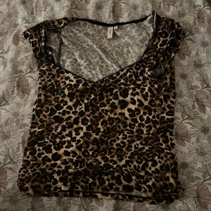 Leopardmönstrad topp från Nelly - Säljer en snygg leopardmönstrad topp från Nelly i storlek M. Knappt använd och den är som ny!!❤️❤️