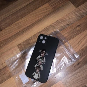 Svart mobilskal med tryck - Snyggt svart mobilskal med ett unikt tryck av tre apor . Skalet har en matt finish och är designat för att skydda din telefon samtidigt som det ger en personlig touch. Används för Iphone 14