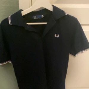 Mörkblå pikétröja från Fred Perry - Snygg mörkblå pikétröja från Fred Perry, använd 1-2 gånger 