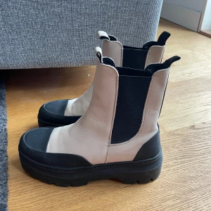 Beige och svarta pavement skor✨ - Snygga pavement boots i beige och svart. Mycket bra skick då de är använda bara 2 gånger. 