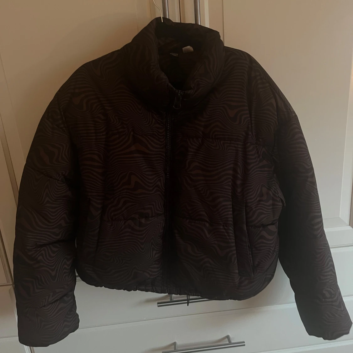 Brun pufferjacka med mönster - 1