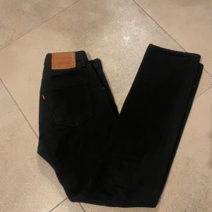Svarta Levis 501 jeans - Sjukt bra skick, knappt använd. Säljes då jag måste rensa garderoben. Nypris ligger på runt 1099kr. 
