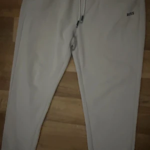 Vita mjukisbyxor från Boss - Säljer äkta boss byxer som är storlek L och passar perfekt till höst/sommaren. Jag köpte dessa byxor för 2 månader sen och har haft på mig dom några gånger. Priset kan diskuteras 