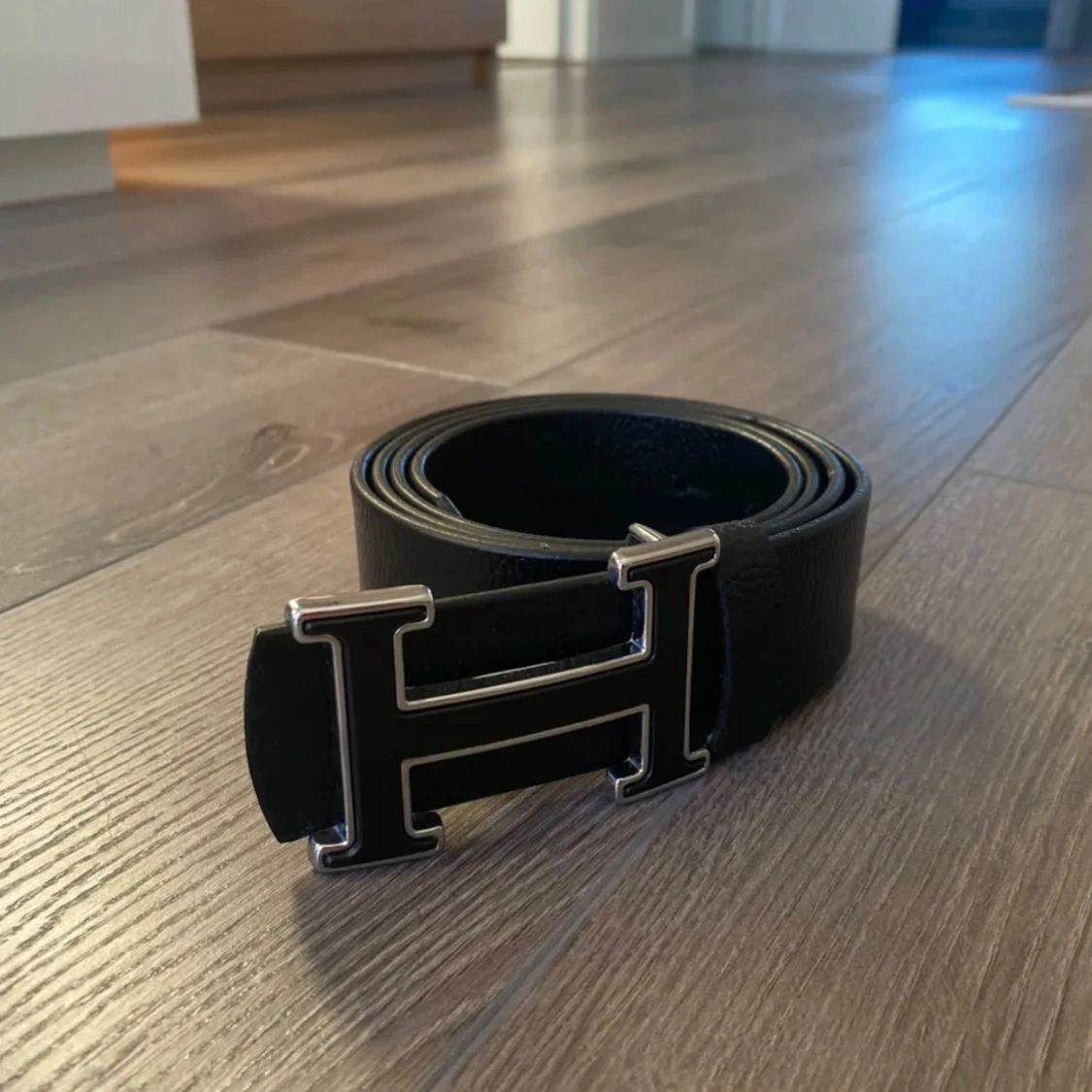 Svart skärp med H-spänne