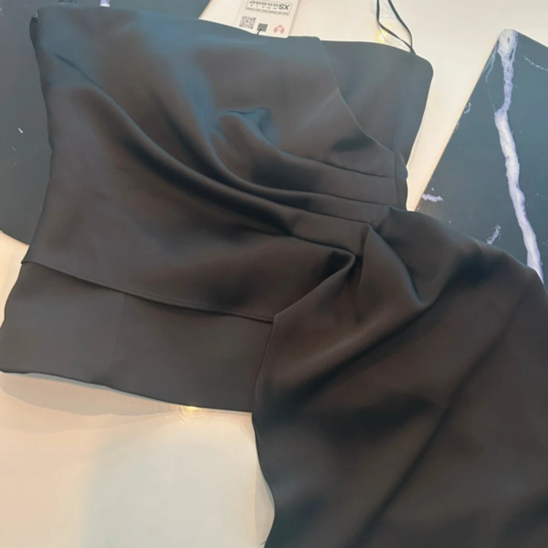 Svart tubtopp med drapering - 1