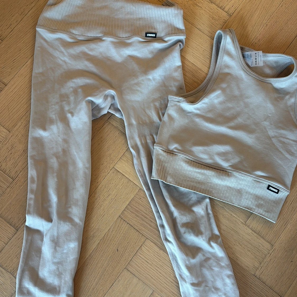 Beige set från Stronger