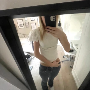 Söt topp ifrån Gina Tricot - Snygg t-shirt/topp ifrån Gina Tricot😍 Perfekt till sommarennn.  Aldrig använd skriv för fler bilder eller mått!! Storleken är 158/164 men skulle säga att den är som en XS💓