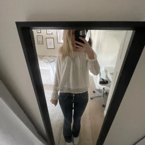 Söt sommar blus ifrån H&M - H&M off shoulder blus perfekt till sommaren!! Knappt använd skriv för mer bilder eller mått💕Har ett lager med tyg under tröjan(se bild 3) så den är inte genomskinlig💓