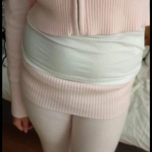 Ljusrosa yoga sett från young gina  - Säljer detta yoga sättet för att det inte kommer till användning nypris är 600 kr. Koftan är i storlek 158/164 och byxorna är i storlek 170 då den mindre storleken var för kort för mig ( jag är 167)