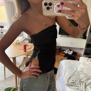 Topp med dragkedjor  - Så fin topp med dragkedjor på sidorna, storlek S