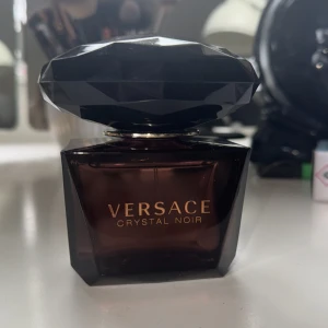 Versace Crystal Noir 90ml - Endast testad!! (EdT) Stark och långvarig doft, mycket fräsch. Säljer då jag fick denna i present men har redan liknande. Nypris ca 1000kr