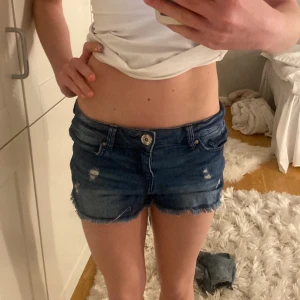 low waist jeansshorts - jättteeemegasnygga jeansshorts som är helt oanvända! 💕💕🌟🌟 slutsålda 🐆🐆💋