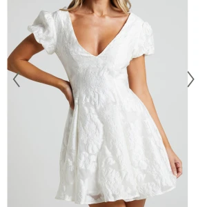 Vit klänning med puffarmar - Säljer en söt vit klänning med puffiga kortärmar och v-ringning. Klänningen har ett jättefint broderat mönster och en perfekt kort längd. Perfekt för sommaren,resor, midsommar och student! Den är från showpo iChat endast testats en gång så den är i nyskick😊Retur är ej möjligt därför säljer jag den här