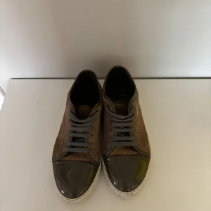 Lanvins  - Lanvins i ett bra skick, enda defekten på dom är den sista bilden där glansen har lossnat lite (det hände när jag var tvungen att få bort något som hade fastnat).                                                                      Priset är ej hugget i sten.                                        Hör av er vid frågor!