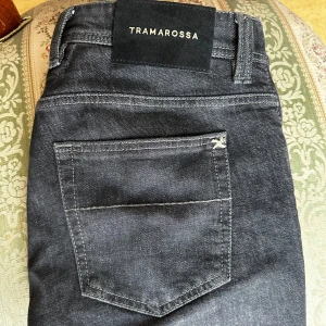 Tramarossa jeans - Säljer ett par fräscha tramarossa jeans som är i färgen mörkblå/svart. Skicket är 9,5/10 så typ helt nya men använt fåtal gånger. Pris endast 900 då jag köpt dem i affär för ca 3100kr men är diskuterbart. Tag finns också kvar. Skriv vid eventuella frågor🔥