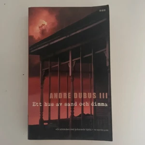 Ett hus av sand och dimma - Boken 'Ett hus av sand och dimma' av Andre Dubus III handlar om Kathy Nicolo, en kvinna som förlorar sitt hus på grund av ett byråkratiskt misstag. Historien utforskar teman som identitet, tillhörighet och de ödesdigra följderna av missförstånd. Den har fått internationell uppmärksamhet och valts till Oprah Winfreys bokklubb.