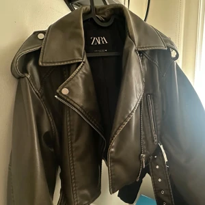 Zara bikerjacka  - passar bra till våren, hösten. Mörk grön. Aldrig använd. Strl Xs men passar lätt S om man vill ha den som oversize