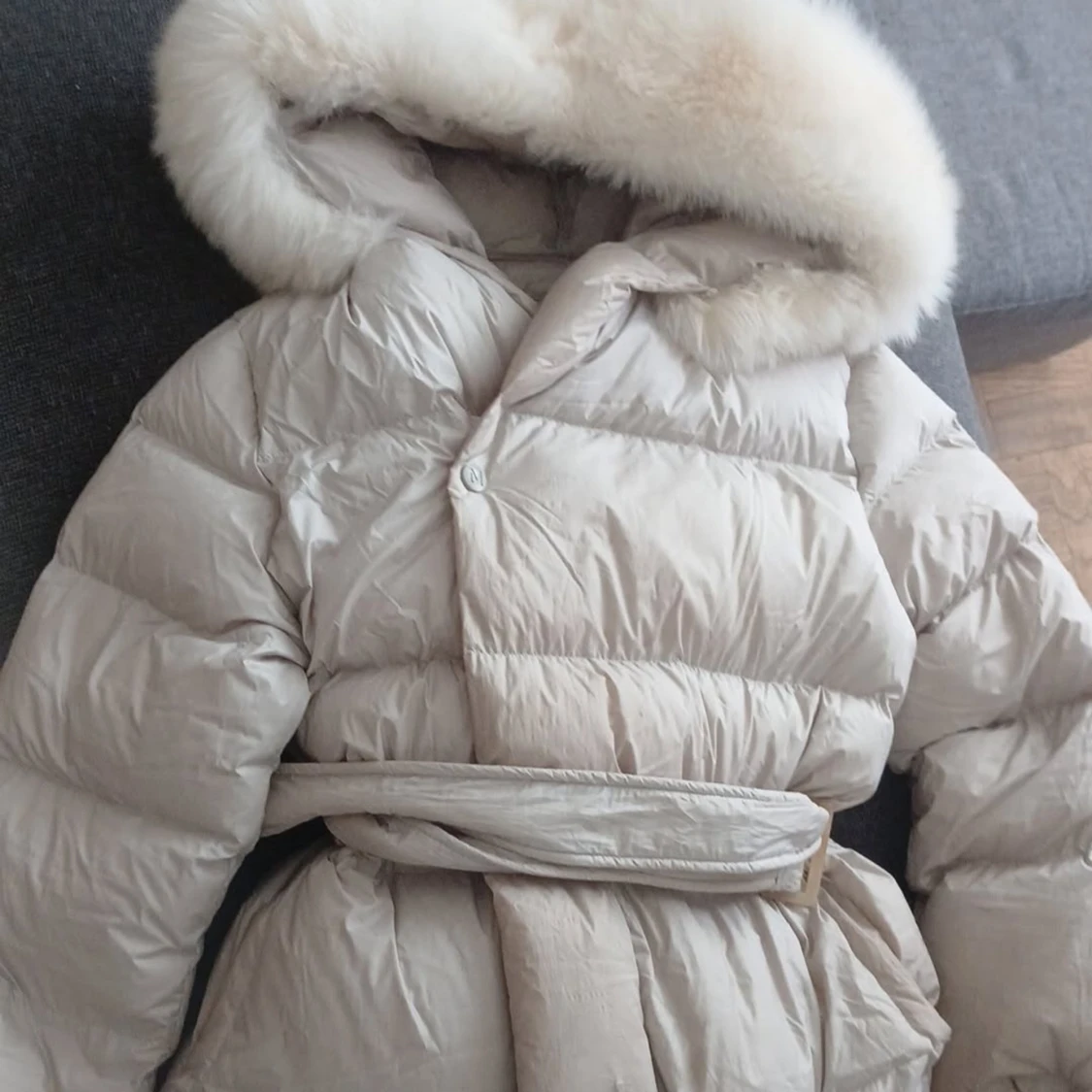 Beige dunjacka med pälsdetalj - 4