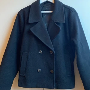 Svart kavaj från Vero Moda - Snygg svart kavaj från Vero Moda med dubbelknäppning och klassisk krage. 