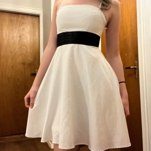 Vit klänning - Säljer världens sötaste klänning då den sitter lite för tajt.🥲Perfekt för studenter, eller fester på sommaren! Köpt secondhand så det är lite lösa trådar här och där, men det är bara att klippa bort!☺️Och så finns det två mycket små svarta fläckar, vet inte om det går bort i tvätten eller ej. Annars har jag inte lagt märke till någon större defekt. Skriv privat för fler undringar eller frågor🩷