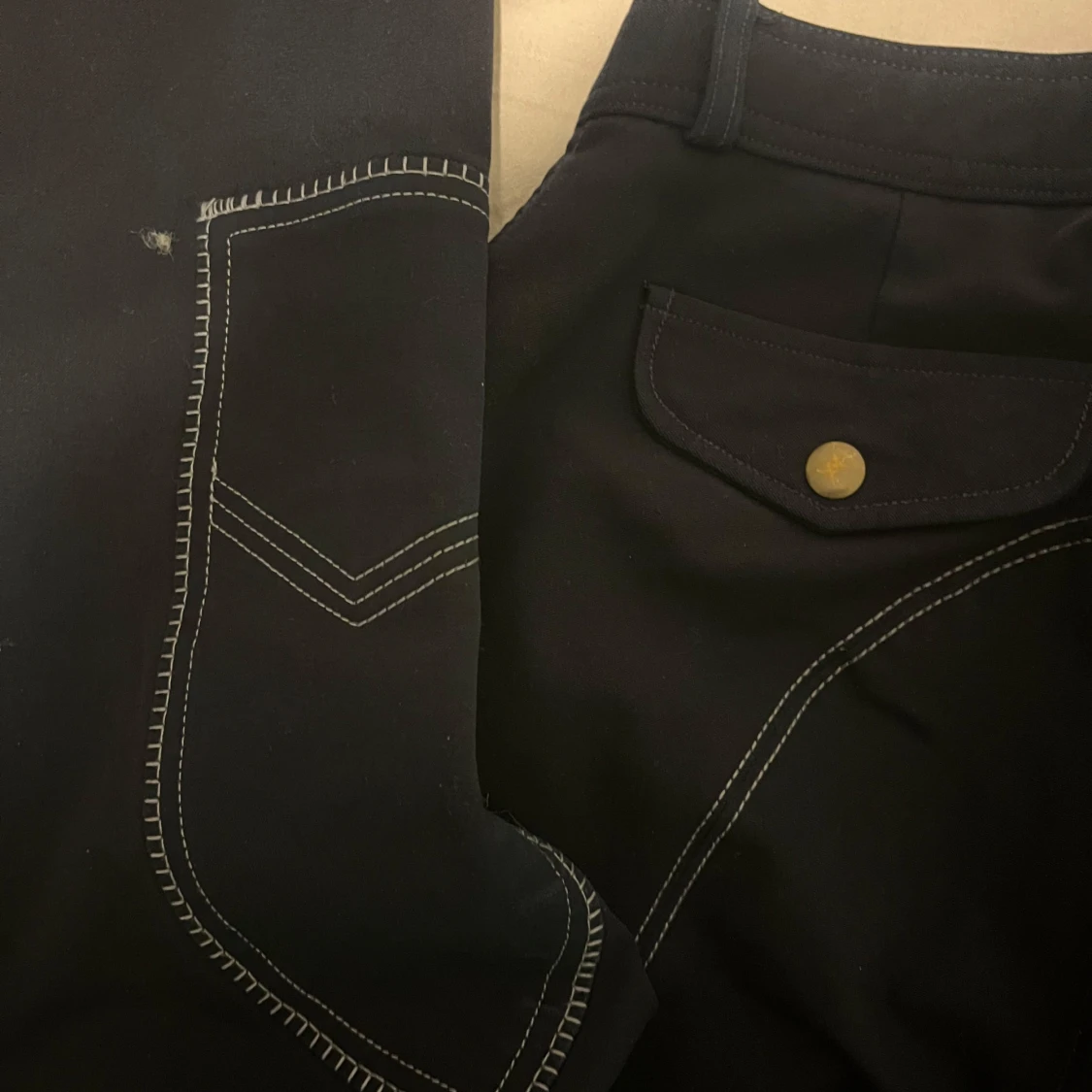Svarta ridbyxor med kontrastsömmar - 2
