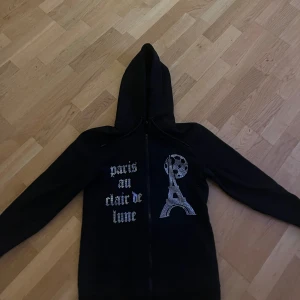 Helt ny bling lucid tröja  - Jag säljer min bling lucid tröja för att den var för stor den är aldrig använd eller nått tecken på användning ny pris va cirka 800 kr  priset kan diskuteras 