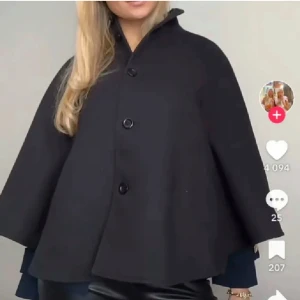 Poncho/cape hm - Såå fin poncho från hm, perfekt nu till våren!🤩💓 Storlek 38 sitter som en S🥰 