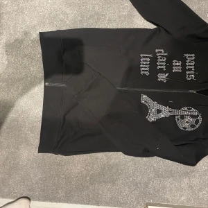 Rhinestone hoodie Bling lucid  - Bling lucid zip hoodie. 9/10 skick. Storlek S. Inga pärlor borta eller liknande. Ny pris 899kr  