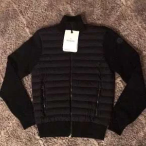 Moncler cardigan  - Snygg svart quiltad jacka från Moncler med dragkedja framtill. Jackan har långa ärmar och en stilren design som passar perfekt till våren! Vid frågor är det bara att höra av sig