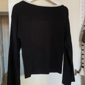 Stickad boatneck tröja - Boatneck topp från Gina Tricot, vida armar och tunt stickad. Superfin men kommer tyvärr inte till användning, aldrig använd.