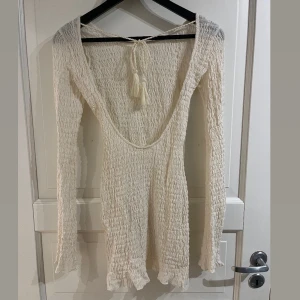 Pull&Bear klänning🤍 - Så fin klänning från Pull&Bear med öppen rygg, fint material och trumpetärmar. Den är lite genomskinlig så passar bra som strandklänning men går ju såklart att ha som vanlig också!🤍
