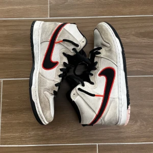 Nike SB dunk high PRM - Säljer dessa skor då jag inte använder de längre. Sparsamt använda och bra skick för att vara begagnat. Sällsynt modell med San Francisko giants motiv, kan vara svår att få tag på. Bara att fråga ifall du har fler frågor.