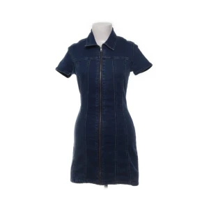 Mörkblå jeansklänning med dragkedja - Figurnära passform. Använd bara en gång 💗