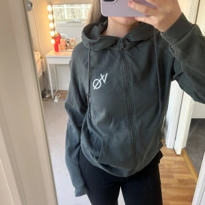 Träningströja - Fint skick. Grå/grön aktig färg.