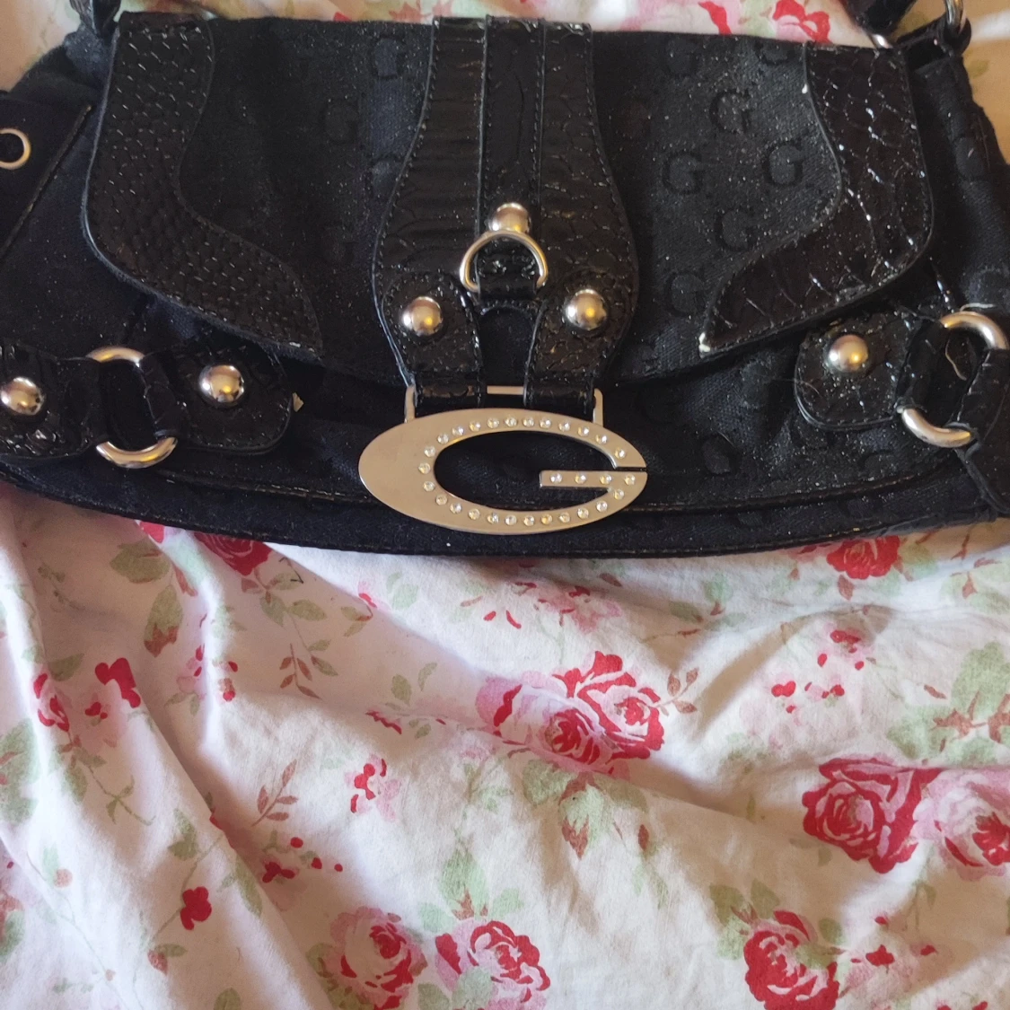 Svart axelväska med mönster och detaljer - 2