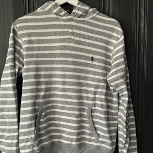 Randig Hoodie Ralph Lauren  - En Randig Hoodie Ralph Lauren storlek M i bra skick 