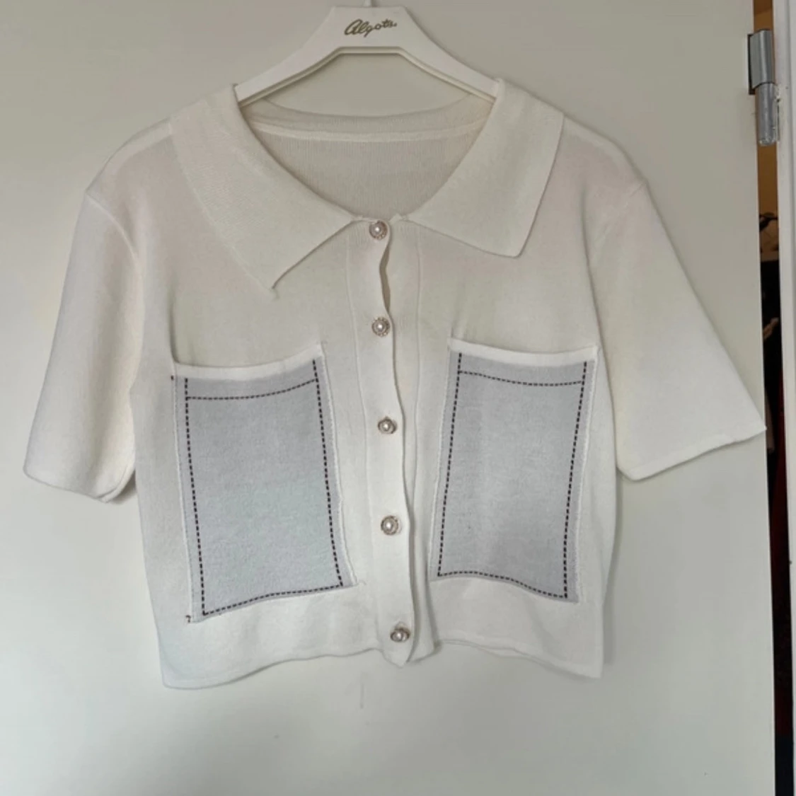 Vit kortärmad kofta med fickor