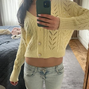 Gul stickad kofta från Amisu - Säljer en söt gul stickad kofta från Amisu! Tyvärr saknar den en knapp men inget som märks 