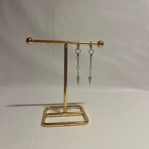 Örhängen  - Super fina örhängen! Finns i silver och guld.  Köp för 99kr/st Eller 185kr/paret. Modell 123. Smyckes ställningen finns även att köpa för 299kr!